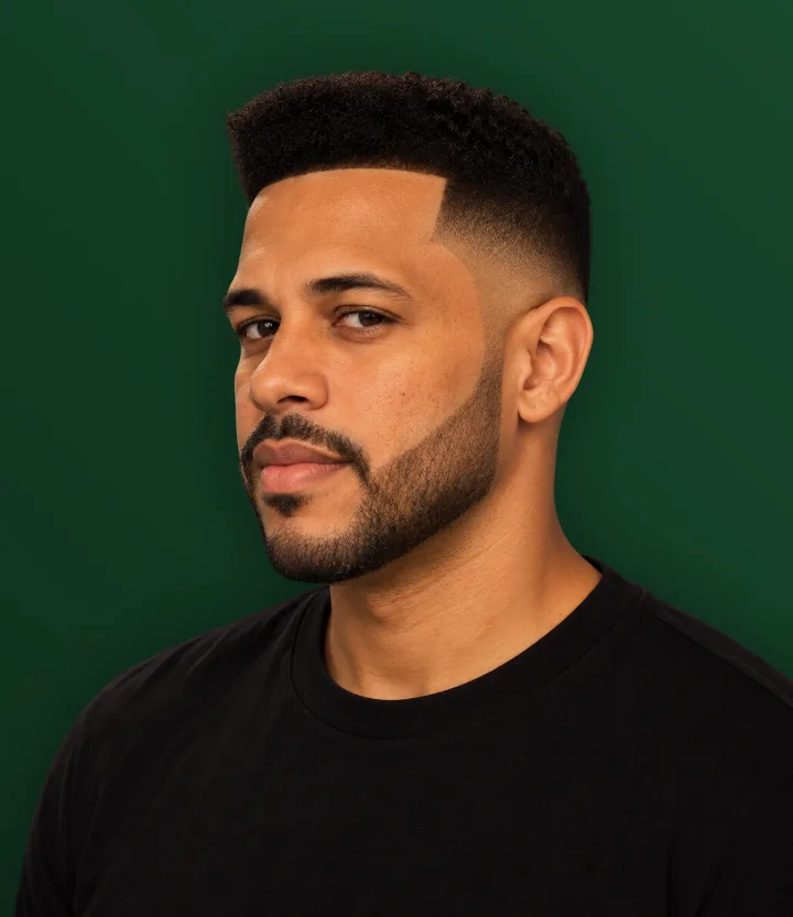 Homem com barba curta e rente