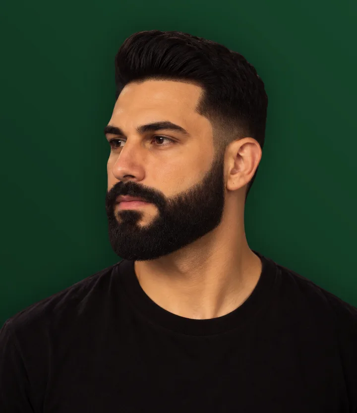 Homem de perfil com barba cheia aparada