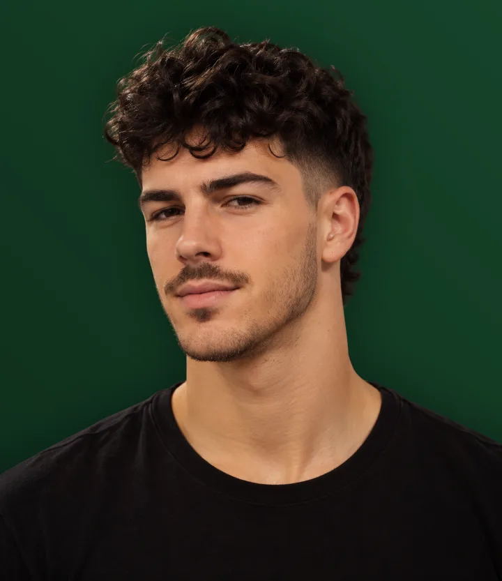 Homem com cachos no topo e laterais baixas