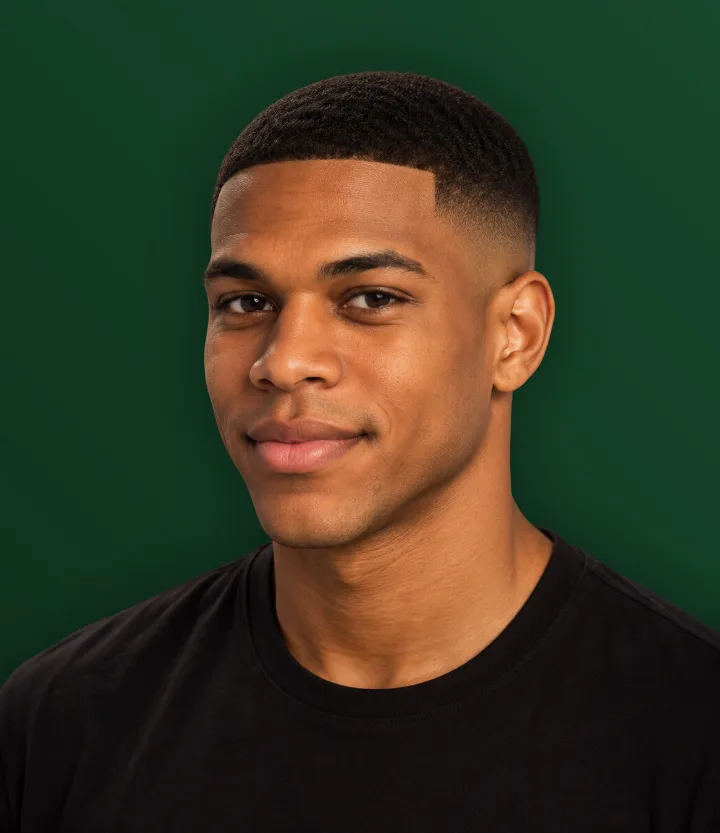 Homem com cabelo curto no topo e degradê nas laterais