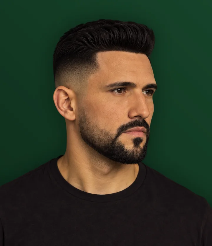 Homem com high fade nas laterais e barba curta