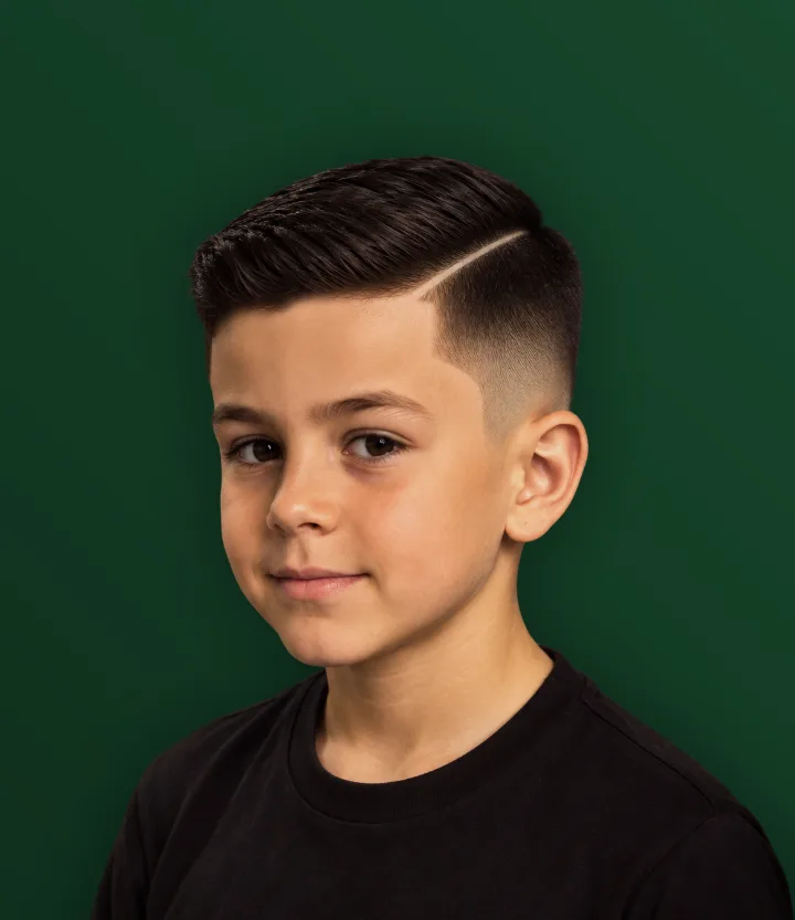 Menino com risca feita na navalha e cabelo penteado de lado