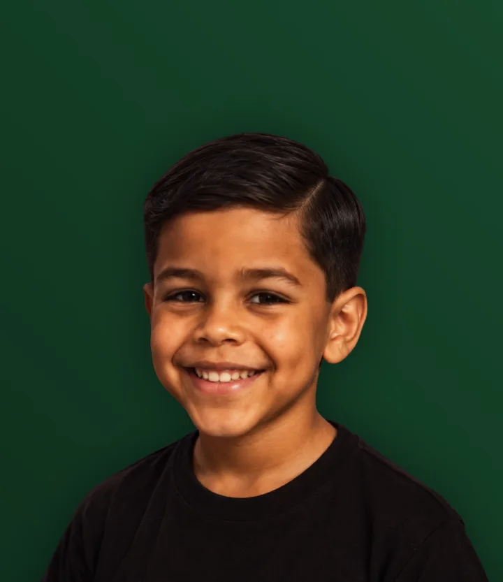 Menino sorrindo com cabelo penteado de lado