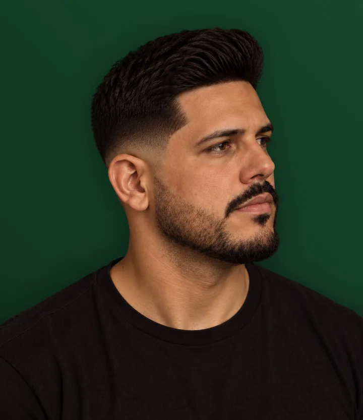 Homem de perfil com low fade e barba desenhada