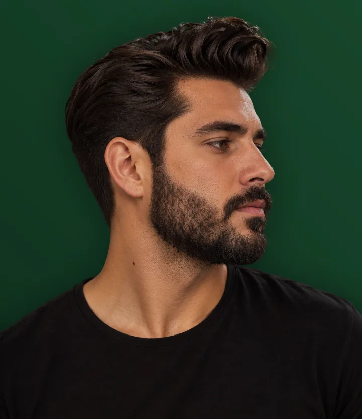 Homem de perfil com topete volumoso jogado para trás