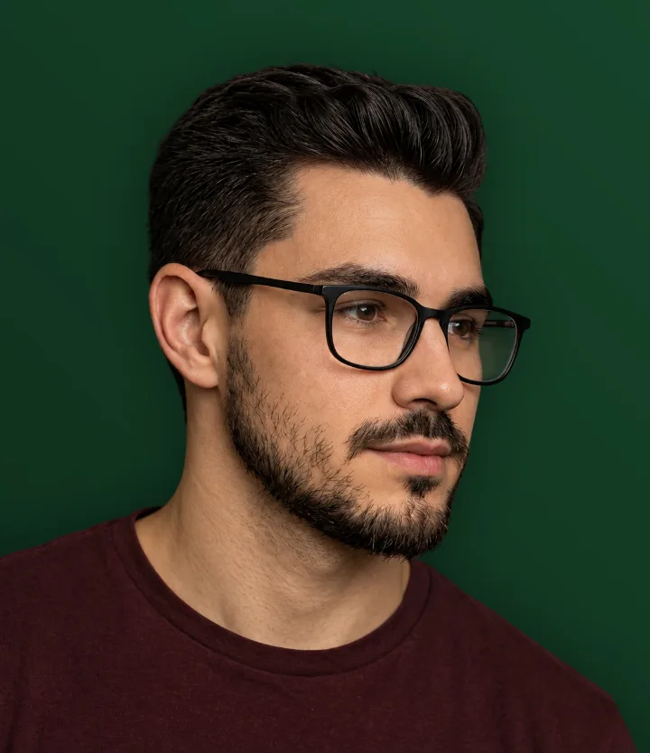 Homem de óculos com corte tradicional, laterais curtas e barba cheia